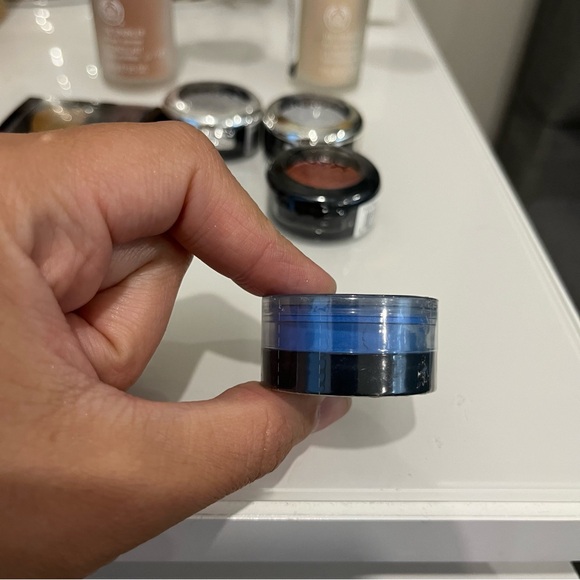 Bundle of 4 eyeshadows, 1 bkush and 2 body shimmers - Picture 12 of 14